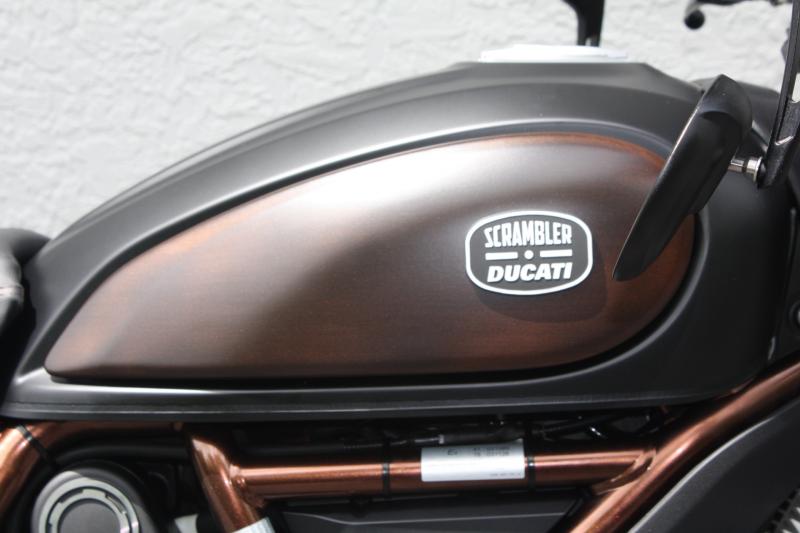 Ducati Scrambler 800 Tankseitendeckel Kupferfarben im CafeRacer-Look